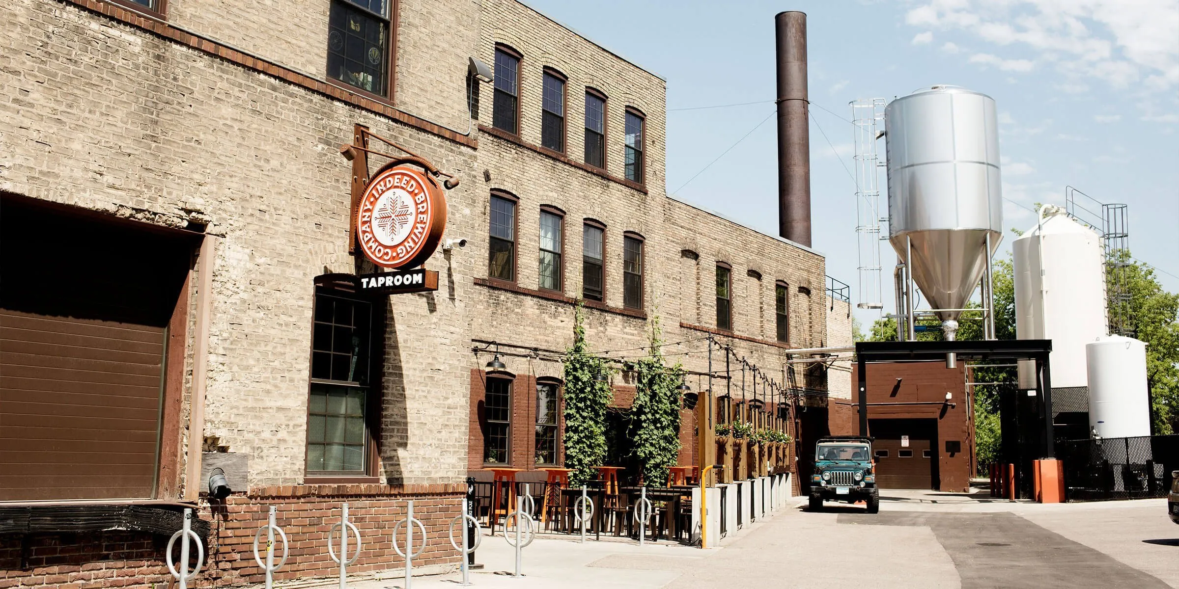 Indeed Brewing Companyのガラス壁付き醸造所の外観写真 - Mexican Honey Light: Sweet Honey For Kindred Souls