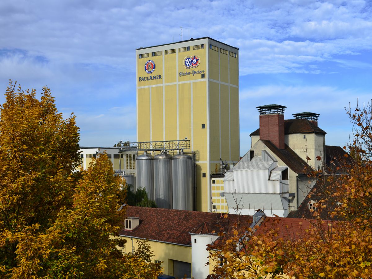 Hinh anh ben ngoai nha may bia Paulaner Brauerei hien dai mang tinh bieu tuong - Paulaner Kristallklar: Lật Mở Vi&ecirc;n Pha L&ecirc; Sống Động