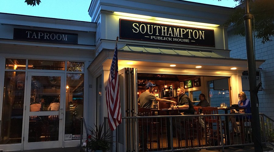 Double White Ale: Tragen Sie Ihren Stolz Außenansicht der gemütlichen Brauerei Southampton Public House – Double White Ale: Die Kraft des Stolzes tragen