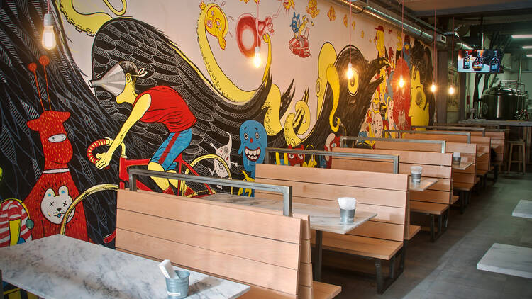 Innenansicht der modernen Brauerei Dois Corvos Cervejeira – Finisterra: Der König der Träger in der Welt der Aromen