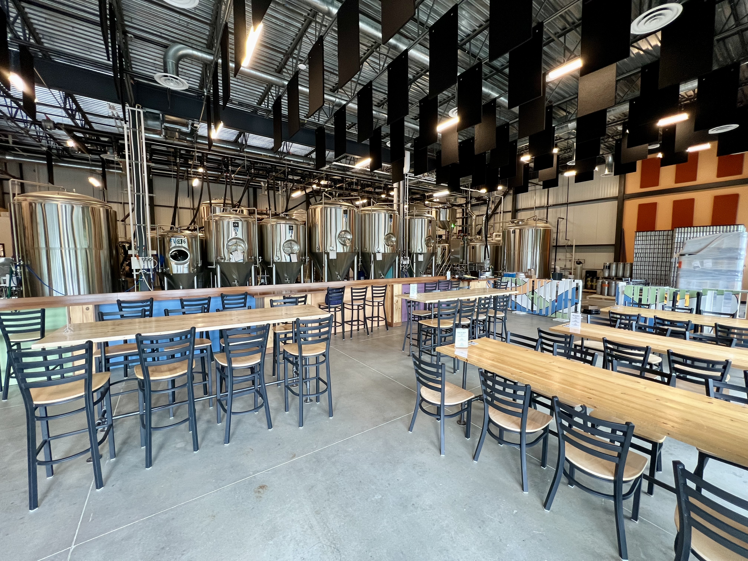 Innenraum der Spyglass Brewing Company mit großen Bierfässern – Facette: Whisper of Wheat Yeast