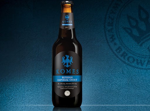 Komes Russian Imperial Stout: Đắm Mình Trong Bóng Đêm Hinh anh chai bia Komes Russian Imperial Stout hien ngang truoc bao to - Komes Russian Imperial Stout: Đắm Mình Trong Bóng Đêm
