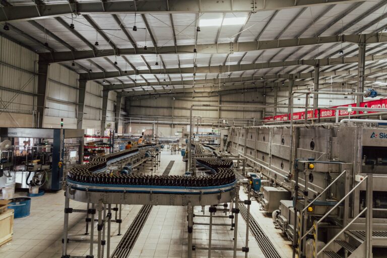 White Ale: Ein sanftes, trübes Gold für die moderne Seele Bild der Bierproduktionslinie in der Fabrik Bira 91 – Weißbier: Sanftes, trübes Gelbbier für die moderne Seele