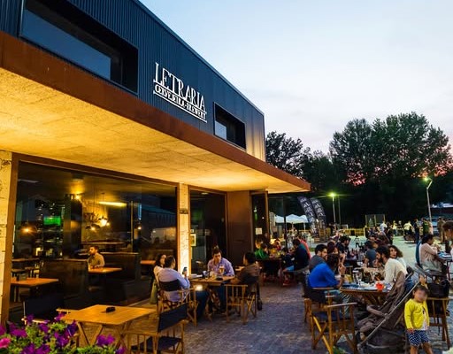 Image of the bustling crowd outside the Letra Cerveja Artesanal Minhota brewery - D: The Charming Interplay Between Wine and Craft Beer