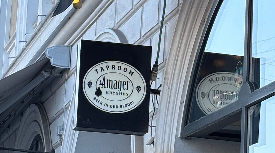 Abbildung des Brauereilogos von Amager Bryghus vor der Brauerei – Double Black Mash: Geschmackserlebnis der Extraklasse aus Dänemark