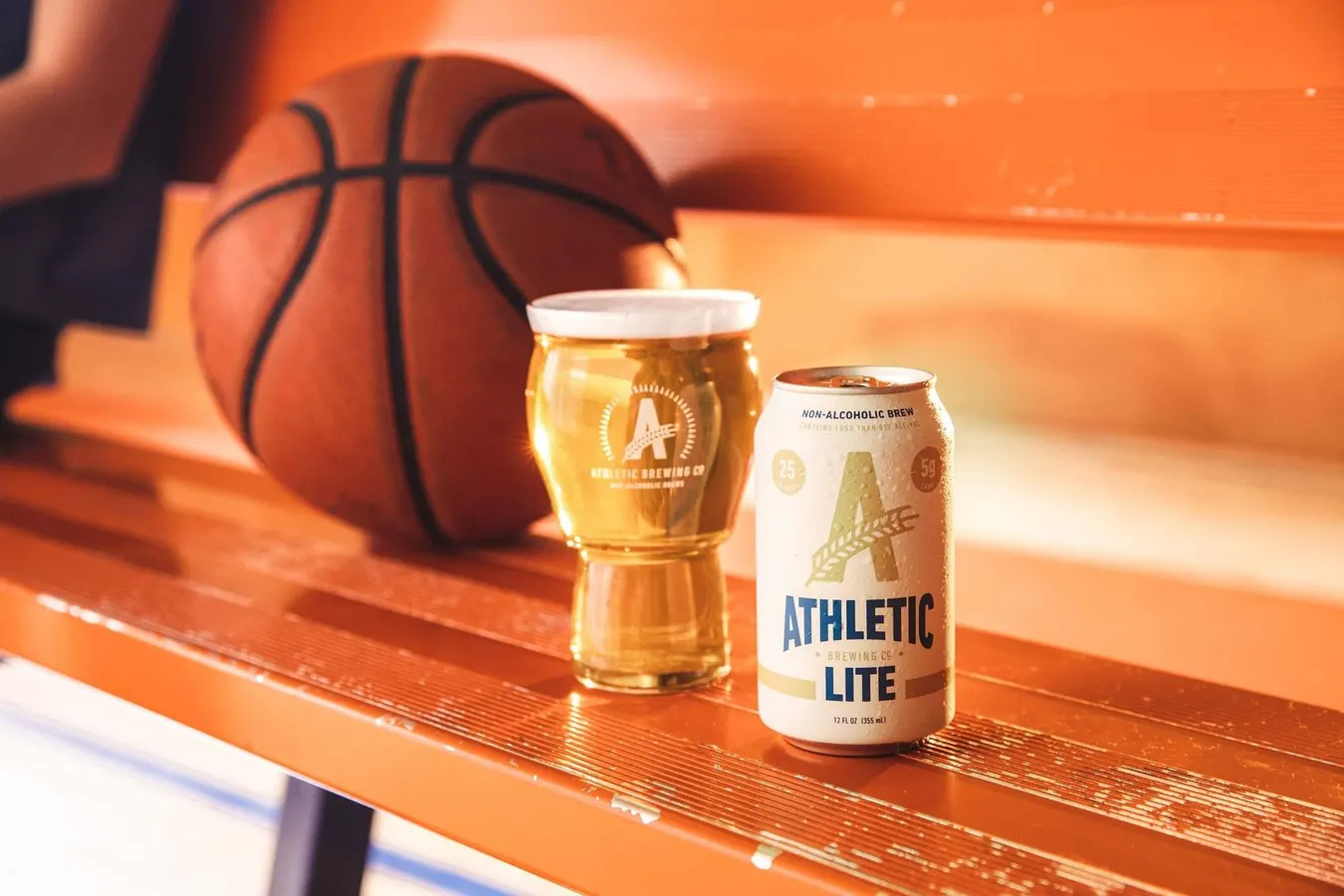 Athletic Lite: Vẻ Đẹp Của Sự Trong Trẻo Hinh anh lon bia dat tren ghe day thu hut - Athletic Lite: Vẻ Đẹp Của Sự Trong Trẻo
