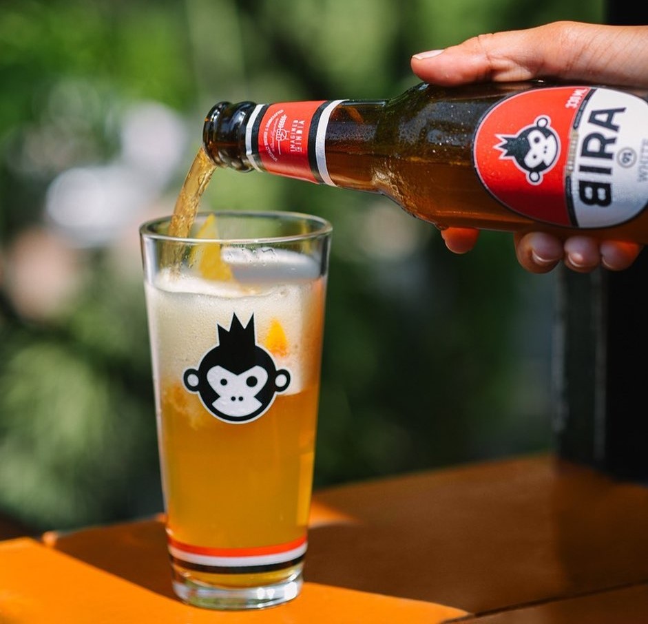 White Ale: Ein sanftes, trübes Gold für die moderne Seele Bild eines Glases Weißbier, das langsam und sanft braut, sehr ansprechend - Weißbier: Sanftes, trübes Gelb für die moderne Seele
