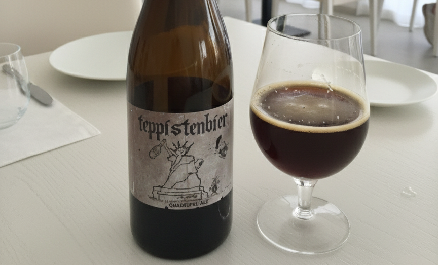 Teppistenbier: Die Kombination aus Eiche und Dunkelbraunem Traum Attraktives Bierglasbild mit eindrucksvoller Teppistenbierflasche - Teppistenbier: Die Kombination aus Eiche und dunkelbraunem Traum