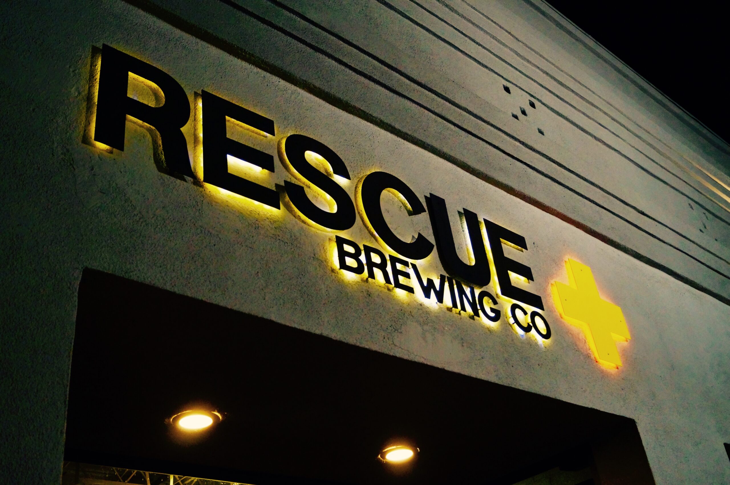 レスキュークラブビール工場の外にあるロゴの一角 - ピルスナー：麦わらと禁酒のエッセンス