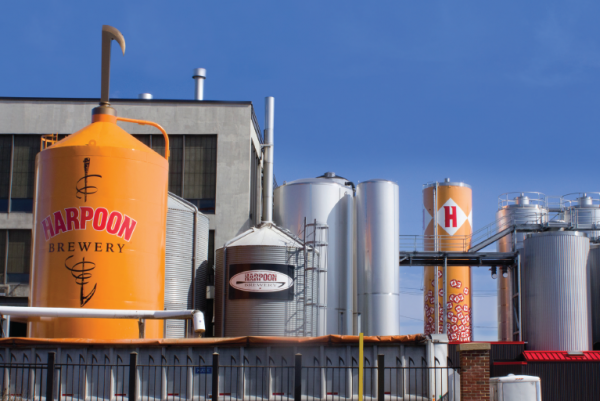 Bild der modernen Bierhalle der Harpoon Brewery – UFO White: Eroberung der amerikanischen Geschmacksknospen