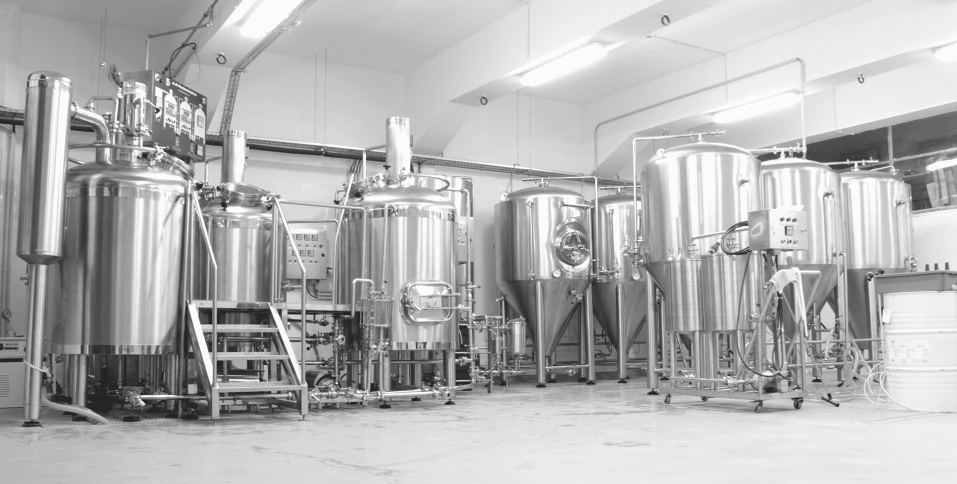 Image of Oitava Colina brewery with modern equipment - Urraca Vendaval: Journey to Taste the Masterpiece English IPA