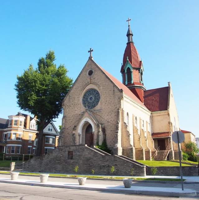 Hinh anh nha may bia Urban Artifact nhin tu ben ngoai giong mot tu vien lau doi - Gyroscope: Vũ Điệu Tr&aacute;i C&acirc;y Trong V&ograve;ng Tay Lịch Sử