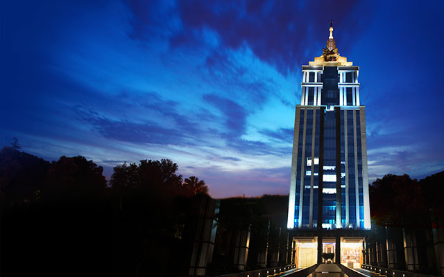 Bild des modernen Bierfabrikgebäudes der United Breweries UB Group – Kingfisher Strong: Ein Wirbelwind mit sanftem Geschmack