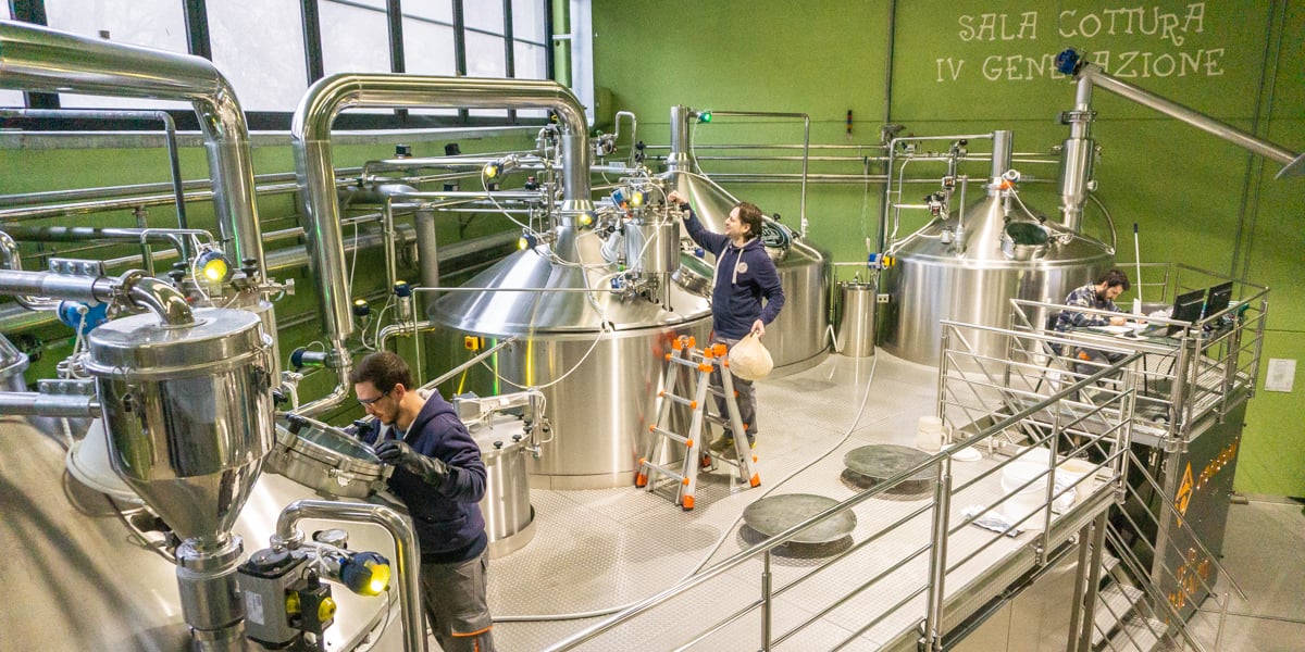 イタリアのビラ・バラディン工場内の最新設備の画像 - シャウユ・フメ：ビールが芸術作品へと昇華するとき