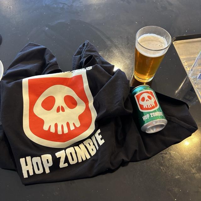Hop Zombie co thiet ke voi hinh anh doc dao ket hop giua mau do xanh - Hop Zombie: Cơn Địa Chấn Hoa Bia Của New Zealand
