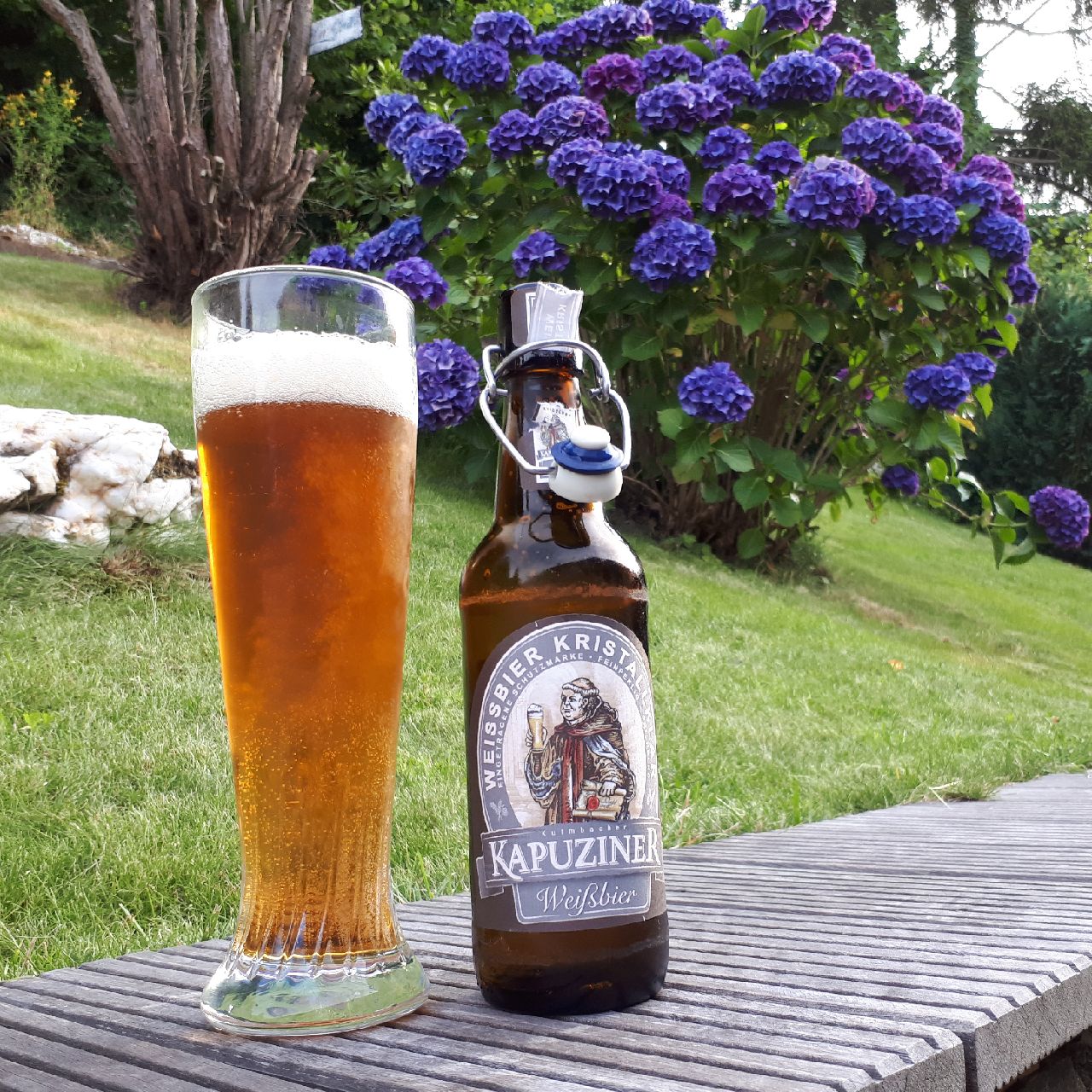 Kapuziner Kristall Klar: Linh Hồn Pha Lê Của Vụ Mùa Lúa Mì Kapuziner Weissbier Kristall Klar co thiet ke nhe nhang mang mau sac rat rieng - Kapuziner Kristall Klar: Linh Hồn Pha Lê Của Vụ Mùa Lúa Mì