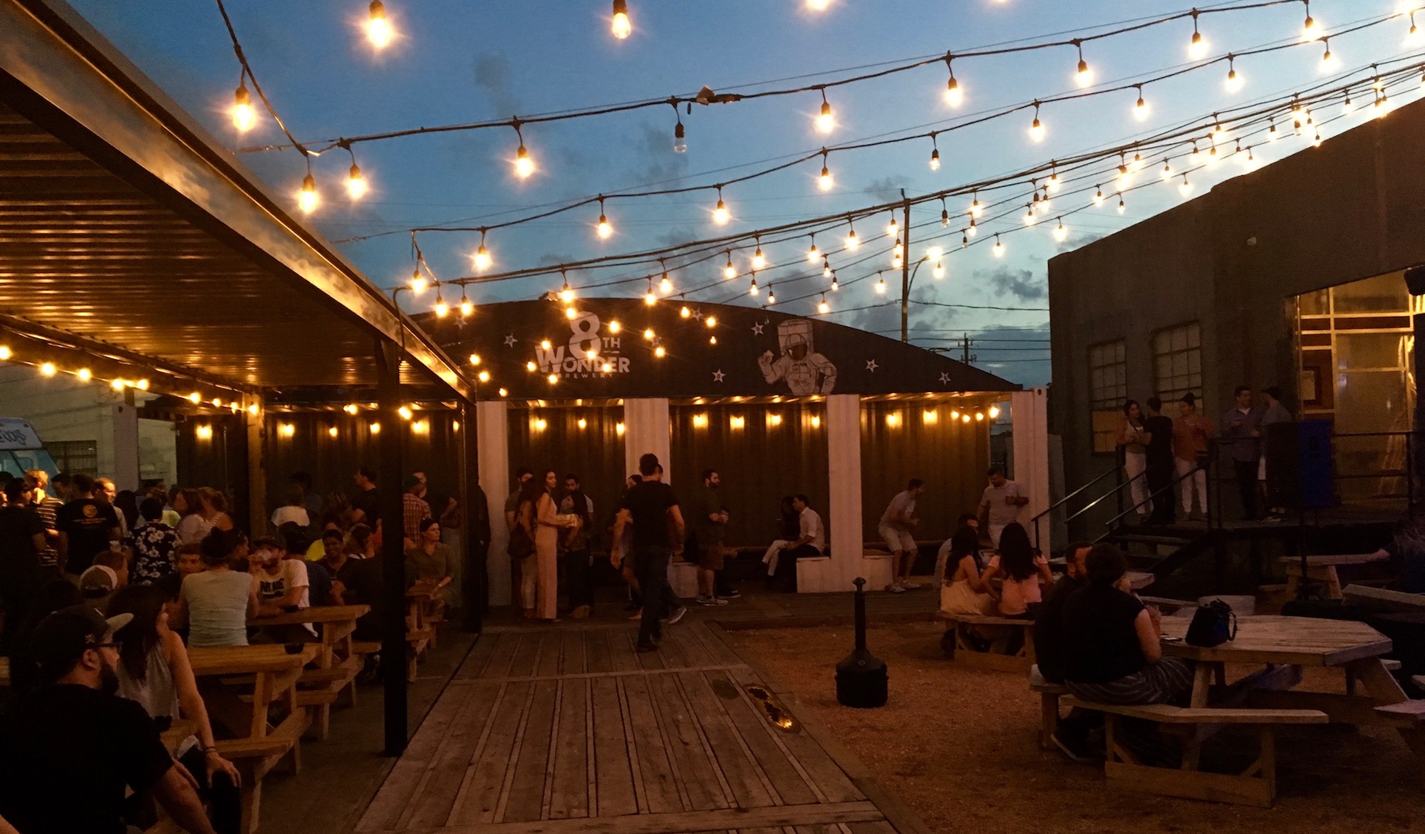 Khung canh tho mong vao buoi chieu ta tai nha may bia 8th wonder brewery - People's Champ: Linh Hồn Pha L&ecirc; Của Houston