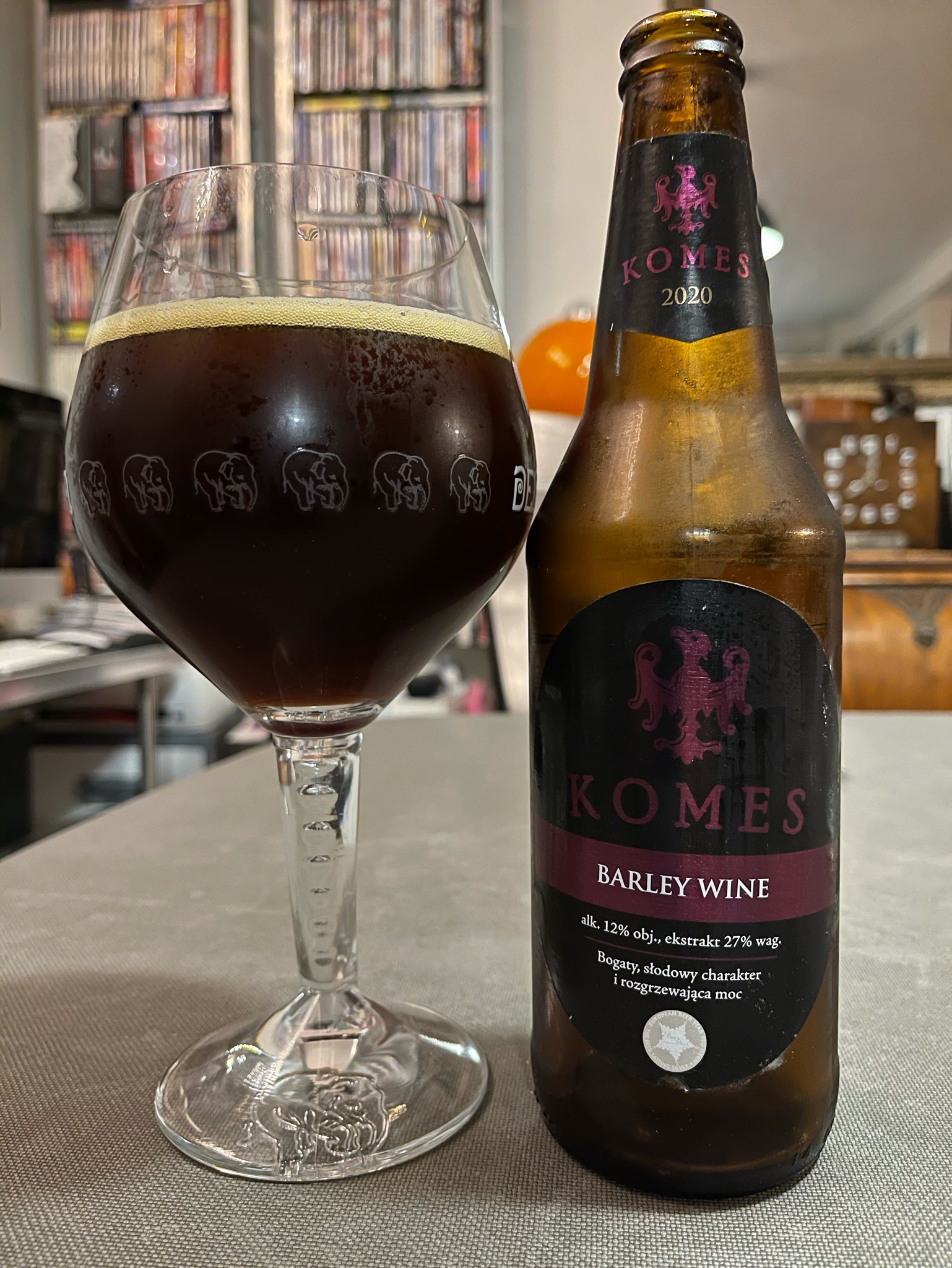 Komes Barleywine co thiet ke mau den voi nhung chi tiet tim noi bat doc dao - Komes Barleywine: Linh Hồn Ba Lan Trong Rượu Vang L&uacute;a Mạch