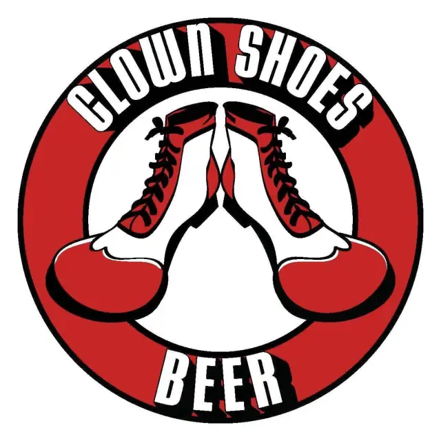 クラウンシューズ醸造所の象徴的なイメージである厚底靴をあしらったユニークなロゴ - チョコレートソンブレロ：暗闇の中の温かい味