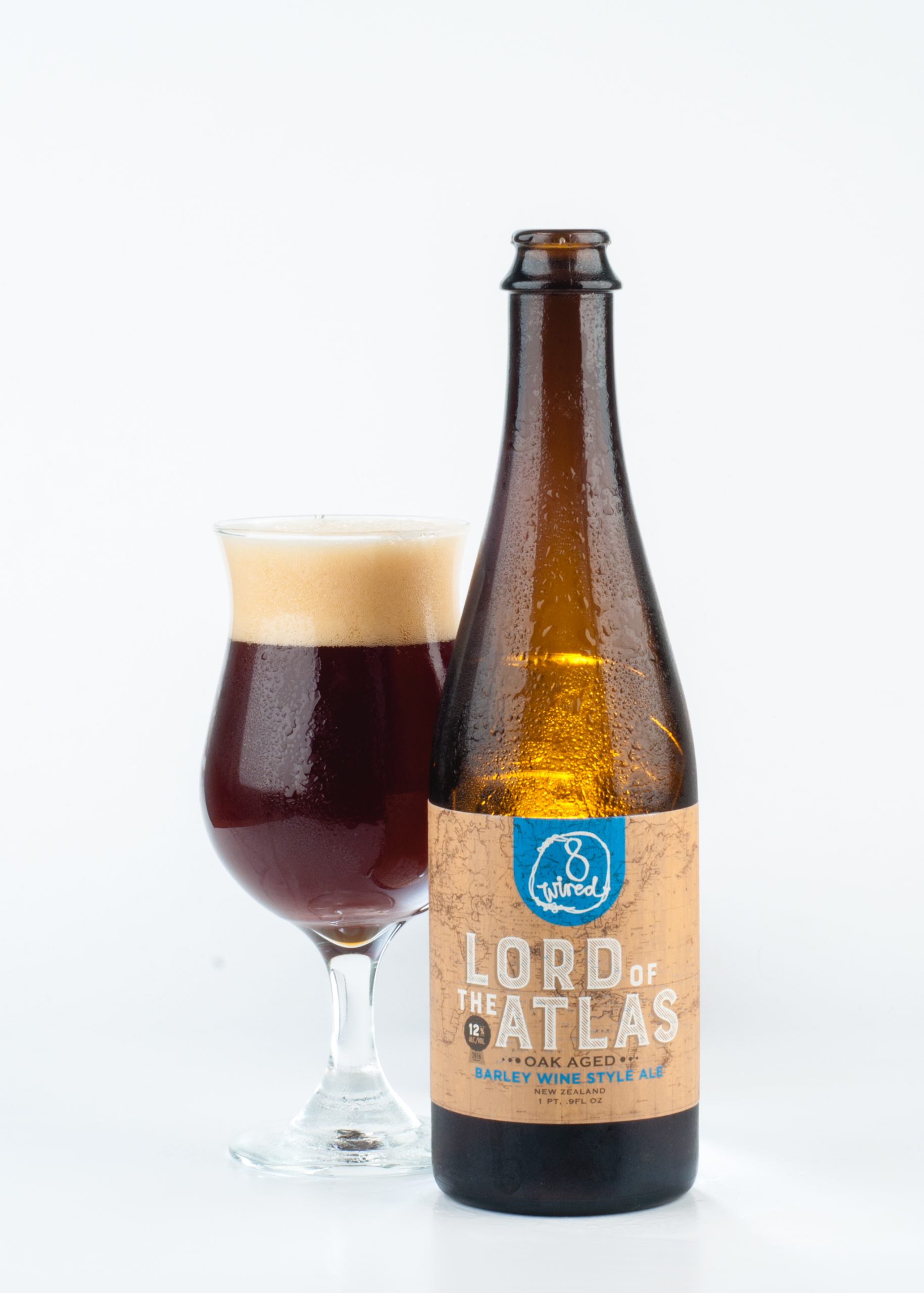 Lord of the Atlas Oak Aged neben einem Glas Bier mit dunkelbrauner, verkleinerter Pulverbeschichtung – Lord of the Atlas Oak Aged: Der kraftvolle Rotwein aus Neuseeland
