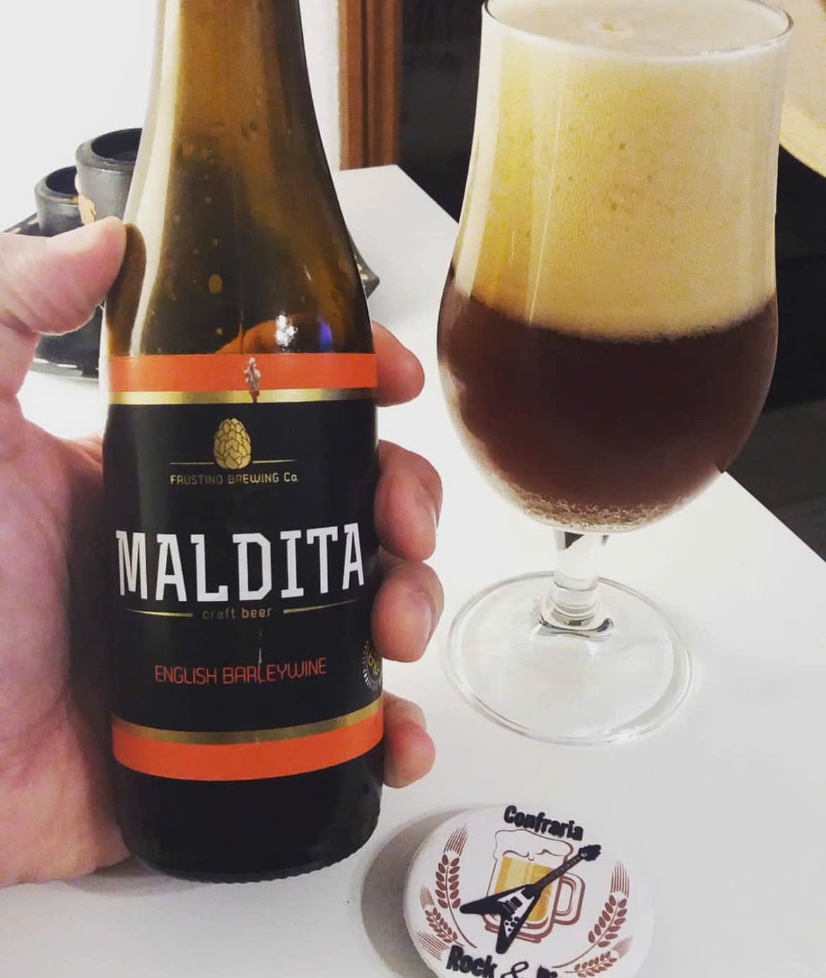 The Maldita English Barleywine glass stands out with its captivating amber color, the creamy layer covering the entire glass - Maldita English Barleywine: The Gentle Devil in Wine