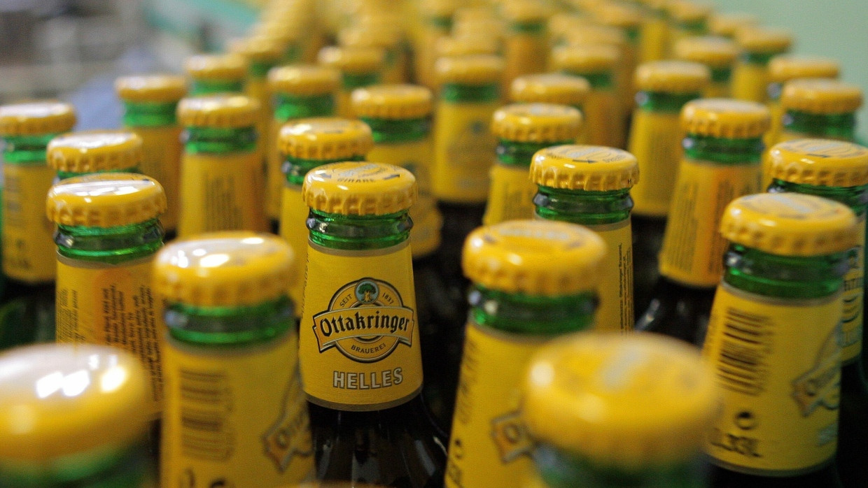 Ottakringer Helles: Die Seele Wiens in jedem Tropfen Gold Die Flaschen des Ottakringer Helles Bieres sind ordentlich gestapelt – Ottakringer Helles: Die Seele Wiens in jedem goldenen Tropfen.