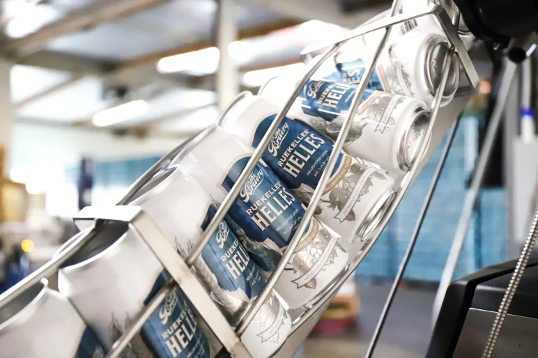 Ruekeller: Helles - Viên Ngọc Trong Trẻo Giữa Biển Cảm Xúc Nhung lon bia Ruekeller Helles trong day chuyen san xuat - Ruekeller: Helles - Viên Ngọc Trong Trẻo Giữa Biển Cảm Xúc
