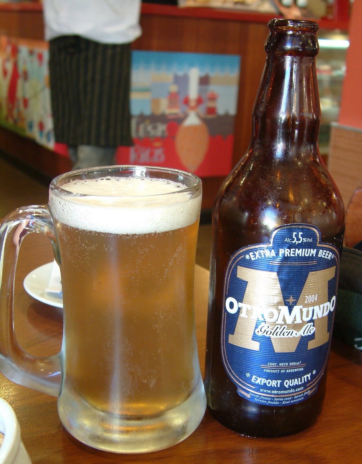 Otro Mundo Golden Ale hat ein sanftes blaues Design - Otro Mundo Golden Ale: Whispers From Golden Straw