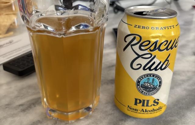 レスキュークラブピルスは、濃い黄色から輝く黄色までの色をしています - ピルスナー：麦わらの黄金と冷静さのエッセンス