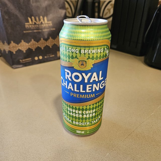 Royal Challenge Indian Premium Lager ist in einer beeindruckenden blauen Farbe gestaltet - Royal Challenge Indian Premium Lager: Raffinierte Erfrischung