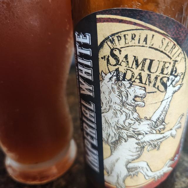 サミュエル・アダムス・インペリアル・ホワイトは、広々としたイメージを持つ印象的なデザインです - サミュエル・アダムス・インペリアル・ホワイト：誘惑のダンスを解読する