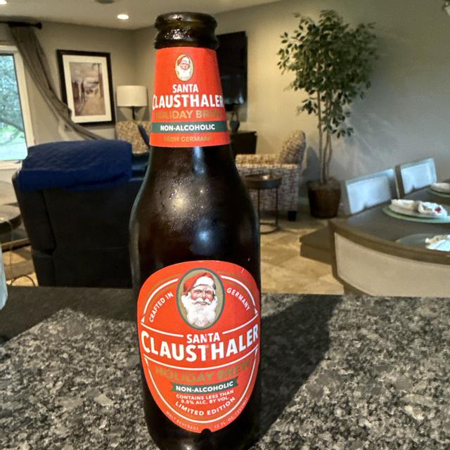 Santa Clausthaler has a bold design that brings the spirit of the festival - Santa Clausthaler: Spirit of Beer, Breath of Sanity