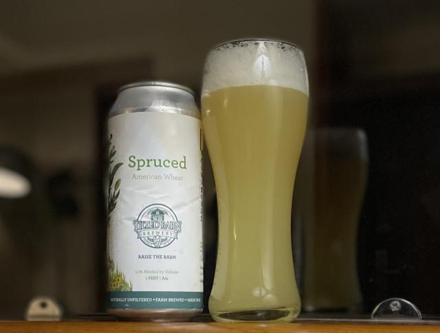 Spruced は、白と緑の色で山の森を連想させるデザインです - Spruced: 古い森の繊細なタッチ