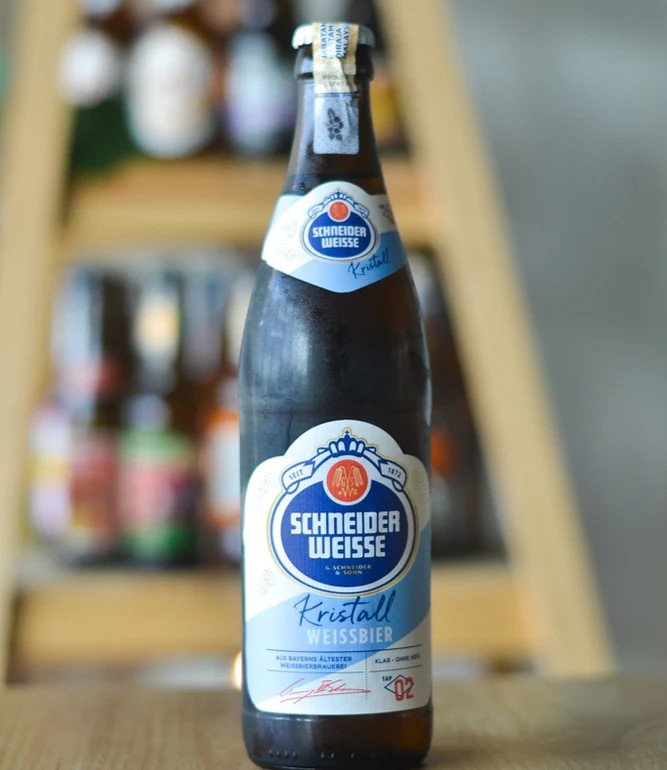 Episode 2 of Mein Kristall features a cool blue and white color scheme - Episode 2 of Mein Kristall: A Love Song from the Danube River