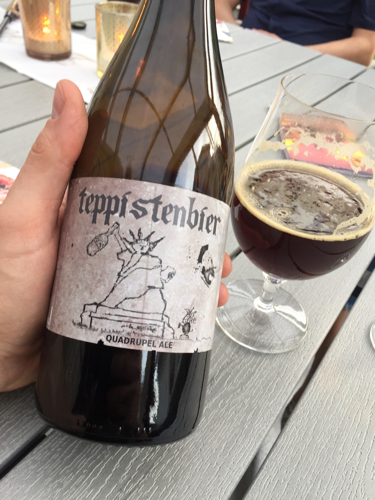 Teppistenbier: Die Kombination aus Eiche und Dunkelbraunem Traum Teppistenbier hat ein einzigartiges und interessantes Flaschendesign – Teppistenbier: Die Kombination aus Eiche und Dunkelbraun