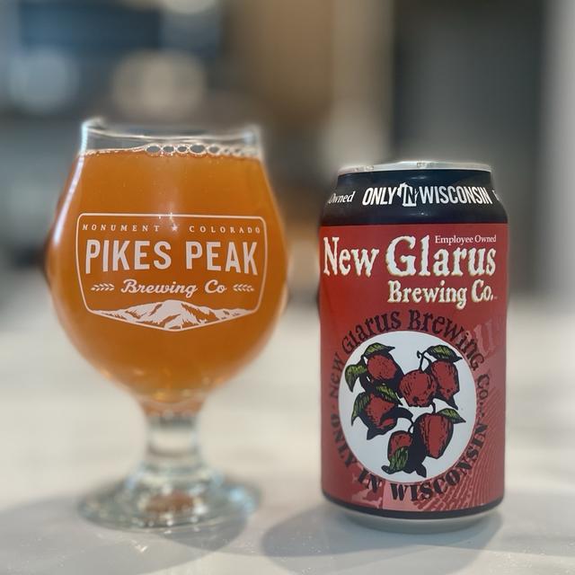 Thumbprint Apple Ale hat ein kräftiges rotes Design mit einer Beerenillustration - Thumbprint Apple Ale: Fingerabdrücke des Herbstes
