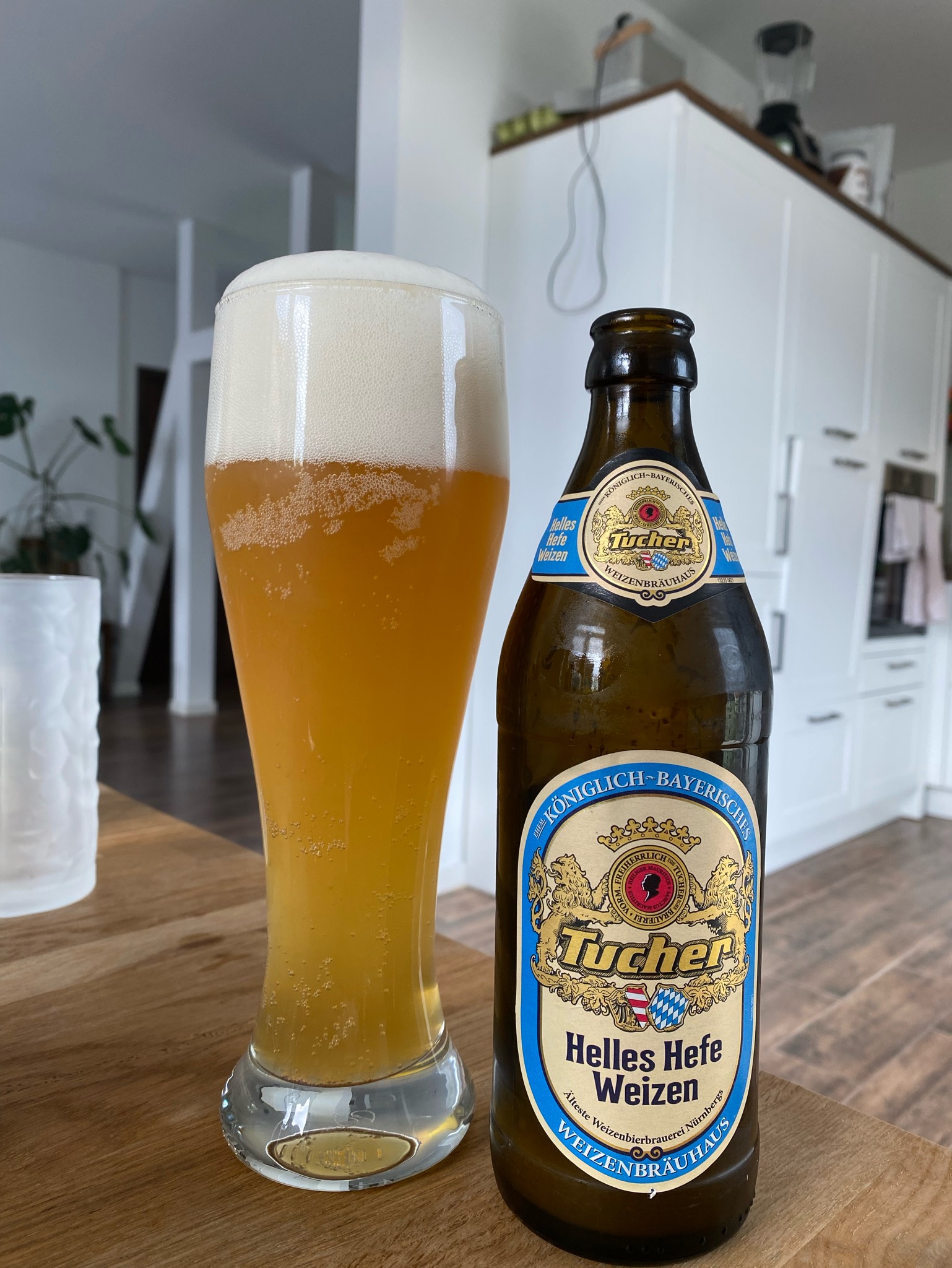 Tucher Helles Hefe Weizen is impressively designed with royal color scheme - Tucher Helles Hefe Weizen: Gentle River of Wheat