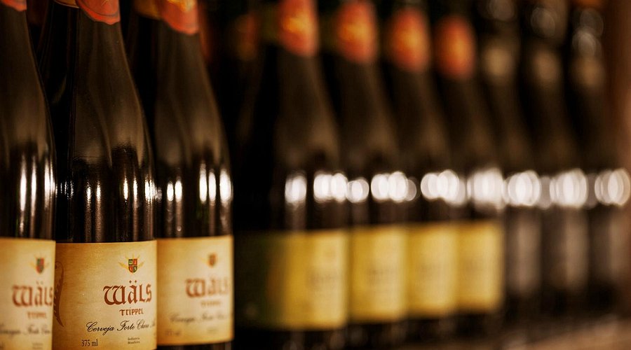 Wals Trippel hat ein luxuriöses Bierflaschendesign mit beeindruckender Goldfarbe - Wäls Trippel: Trippel-Meisterwerk, das die Zeit überdauert
