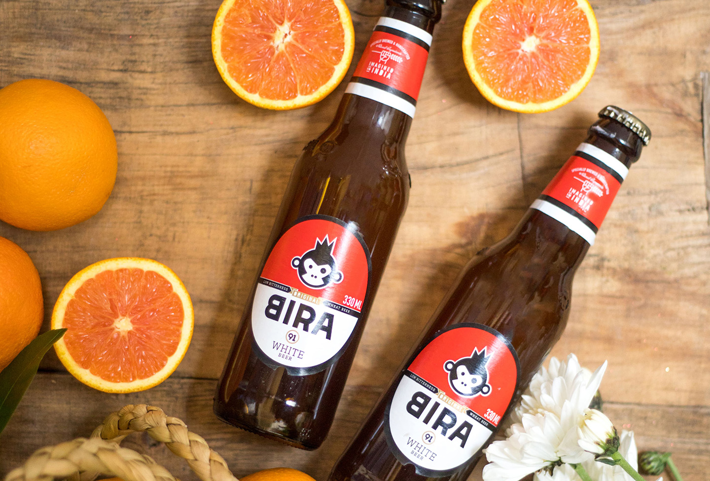 White Ale: Ein sanftes, trübes Gold für die moderne Seele White Ale hat ein beeindruckendes frisches rotes Design mit Cartoon-Bildern - White Ale: Sanftes, trübes gelbes Bier für die moderne Seele