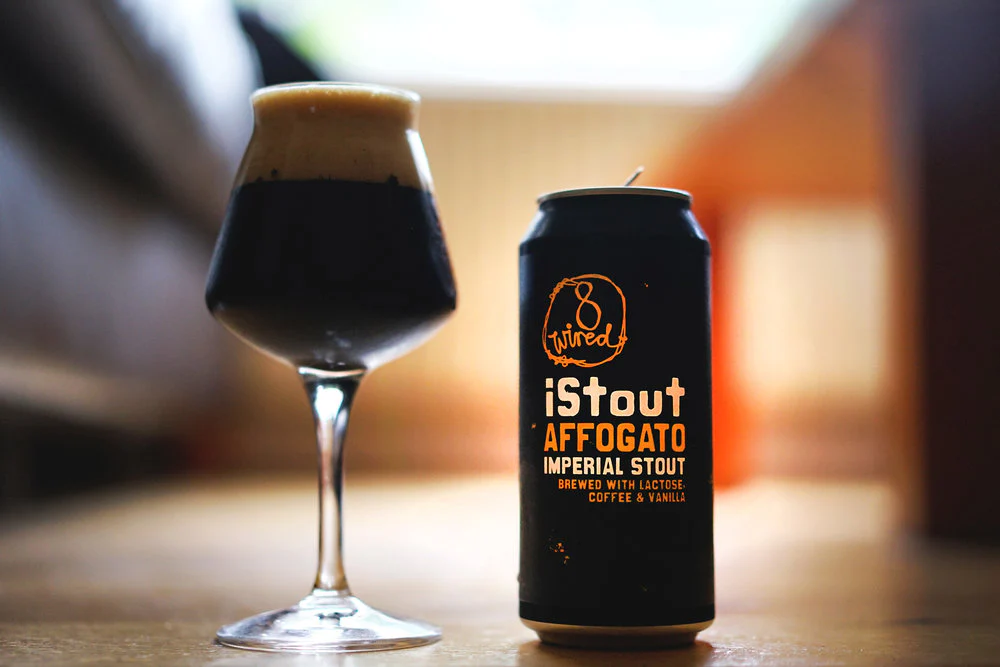iStout Affogato neben einem Glas dunklem Bier mit viel Pulver – iStout Affogato: Ein unvergesslicher Tanz der Aromen