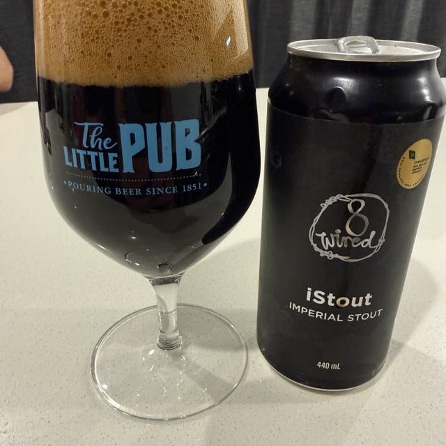 iStout mit einem Glas dunklem, ansprechendem Bier – iStout: Ein Meisterwerk leidenschaftlichen Geschmacks aus Neuseeland