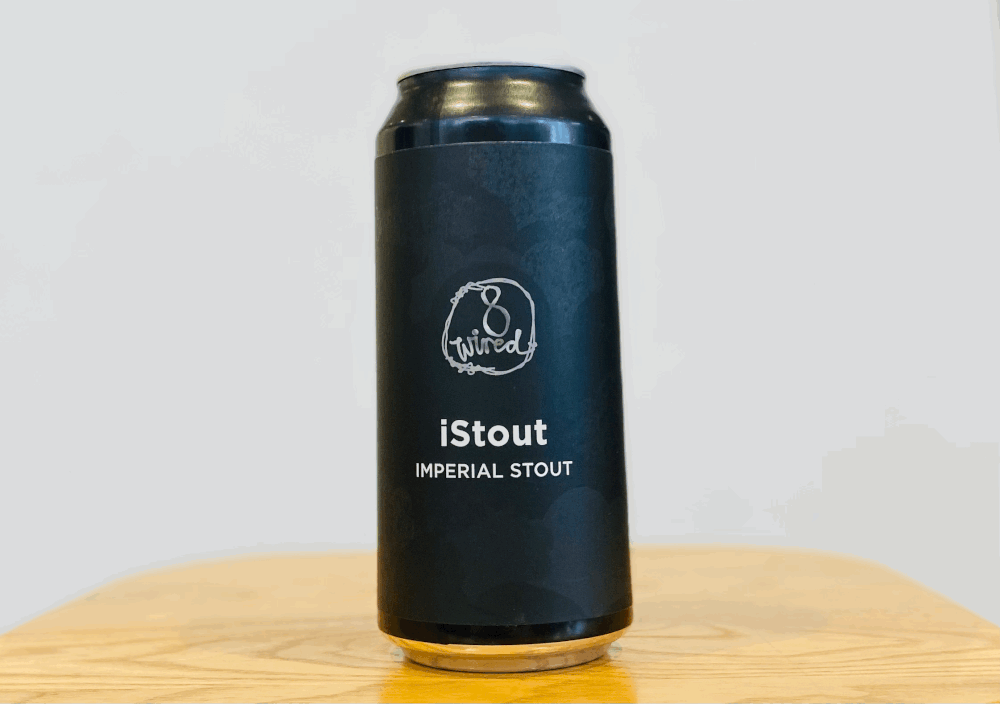 iStout besticht durch ein markantes schwarzes Design, das perfekt zum Namen und Stil des Bieres passt – iStout: Ein Meisterwerk kühner Leidenschaft aus Neuseeland.