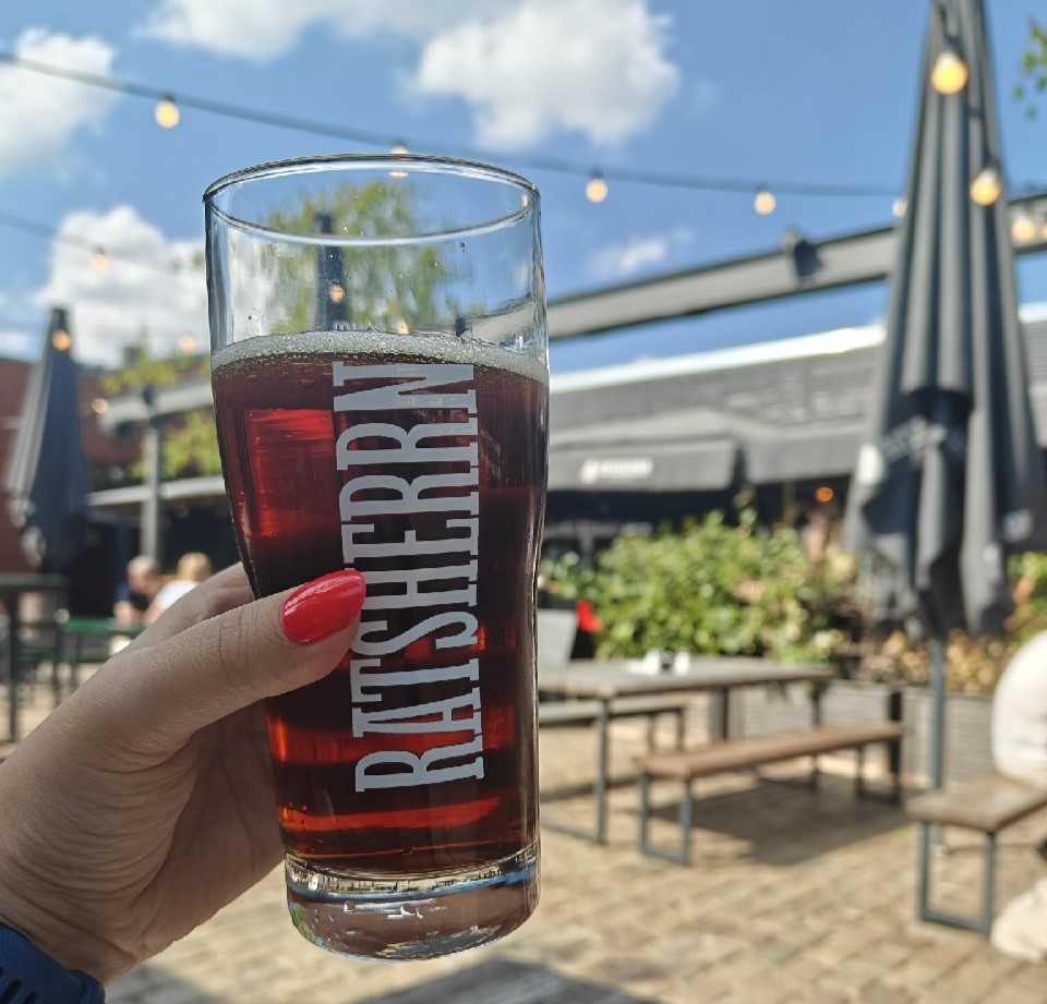 ルビーレッドのエッセンス、あるいは温かくきらめく光を体現する琥珀色のビール - ラッツァー・ロートビア：一口ごとに歴史がささやく場所