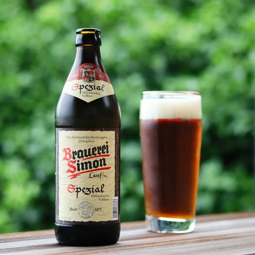 The amber-colored beer with its alluring copper hues - Simon Spezial Altfränkisches Vollbier: The Beer of the Century