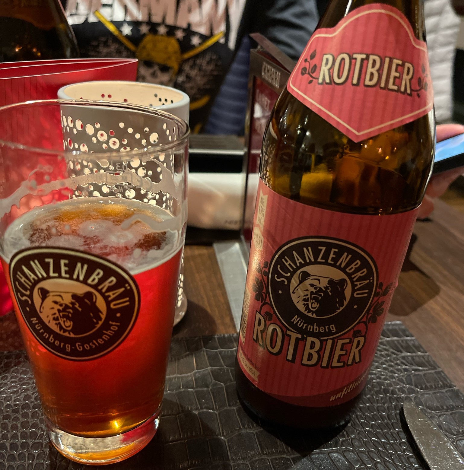 温かみのある、やや濃い赤褐色のビール - シャンツェンブロイ・ロート：ニュルンベルク旧市街の酔いの物語