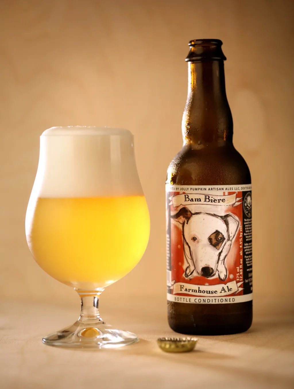 Das Bild eines Glases Bam Bière, goldgelb mit dickem Schaum, ist faszinierend – Bam Bière: Goldenes Strohbier für die wilde Seele.