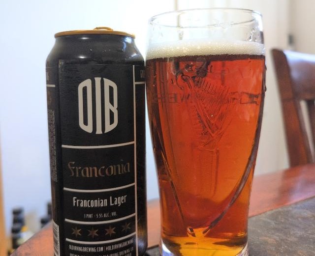 Franconia: Ein Amber-Liebeslied aus dem Herzen von Rotbier Das Bild eines Bierglases in warmen, tiefen Bernsteintönen – Franconia: Ein bernsteinfarbenes Liebeslied aus dem Herzen des Rotbiers
