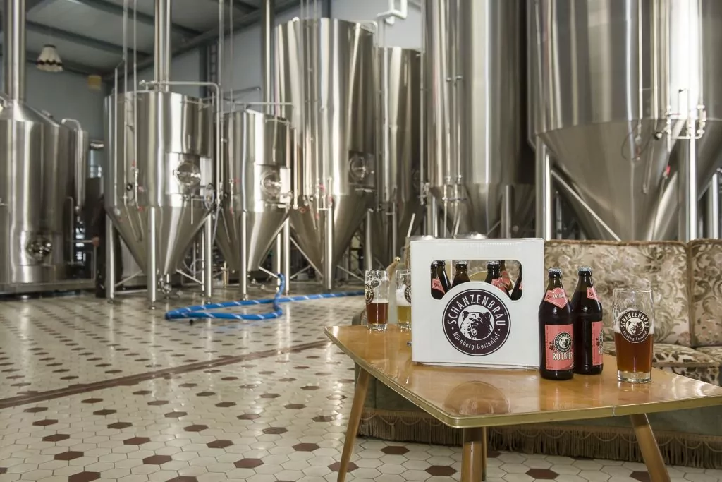 モダンで豪華な設備を備えたブラウライ・シャンツェンブロイ醸造所の写真 - シャンツェンブロイ・ロート：ニュルンベルク旧市街の酔いの物語