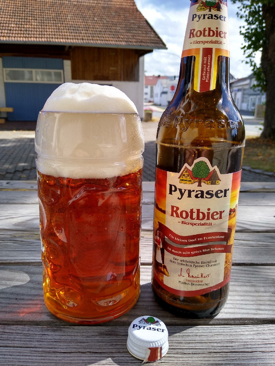 Pyraser Rotbier has a warm amber color tinged with reddish-brown - Pyraser Rotbier: A Drop of Afternoon Sunlight Soaked in the Soul of the Countryside