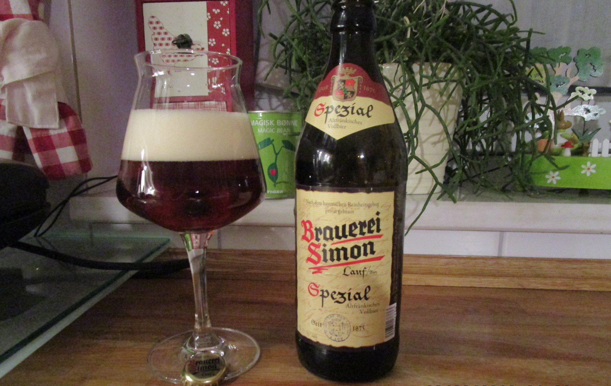 Simon Spezial Altfränkisches Vollbier boasts a regal design with soft beige tones - Simon Spezial Altfränkisches Vollbier: The Beer of the Century